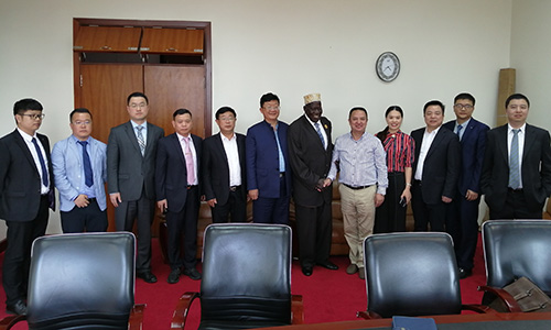 U CEO è u staffu stazionatu in Uganda di Hunan Chuanfan è i capi di a Pruvincia di Hunan sò stati ricevuti da u Primu Ministru Uganda.